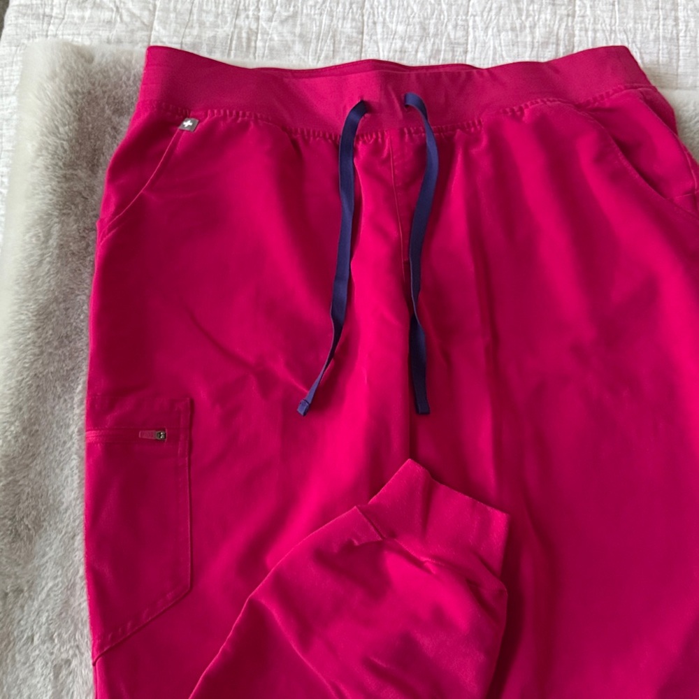 Figs Hot Pink Scrub Set - Picture 3 of 3